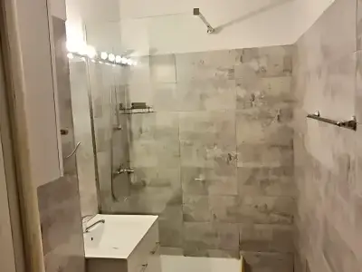 Apartament de inchiriere baie cu dus walk-in Sector 4 Bucuresti